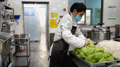 <b>沉点是要关心学生饭菜的质量、温度</b>